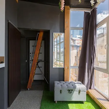 з оглядовою терасою на вулиця свободи 35