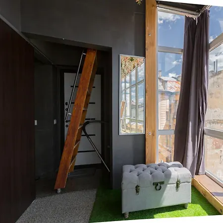 з оглядовою терасою на вулиця свободи 35