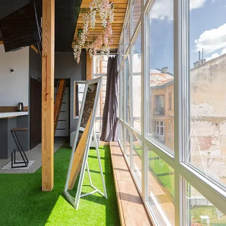 з оглядовою терасою на вулиця свободи 35